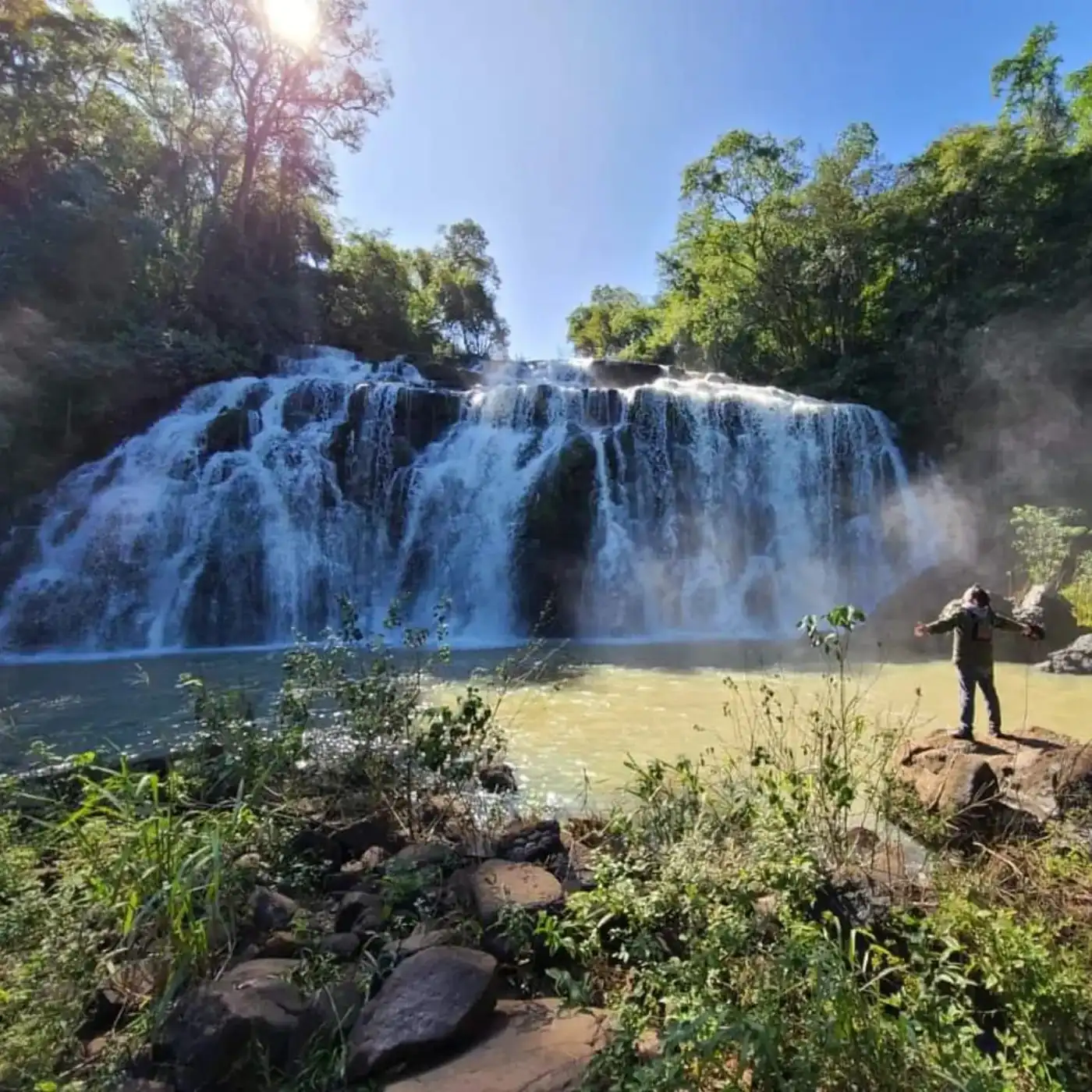 Una persona al pie del salto da la escala real de la caída.