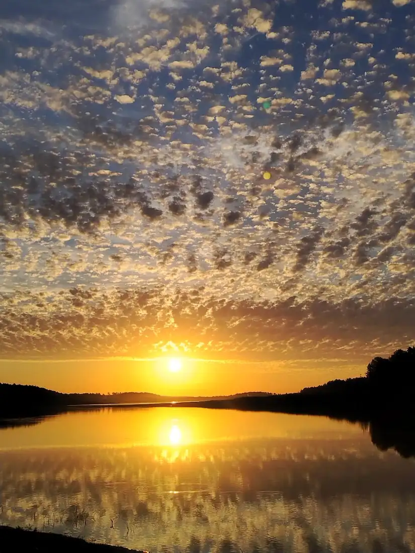 El sol bajo sobre el río, al final de la tarde.